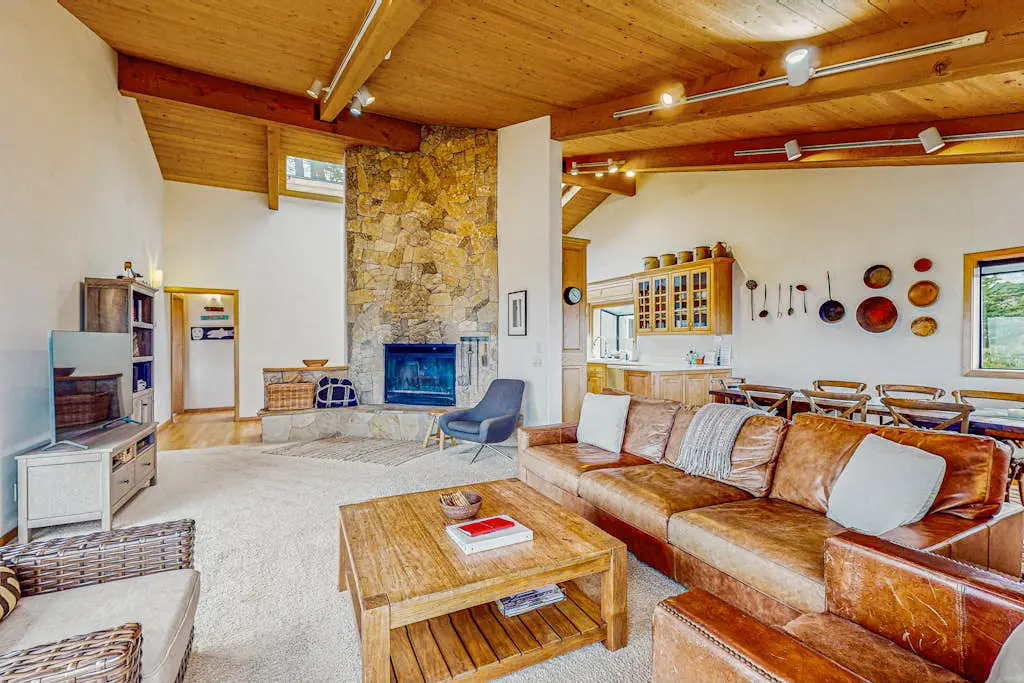 Brammer's Bluff - Oceanfront home with hot tub & garden near the bluffs, dogs welcome