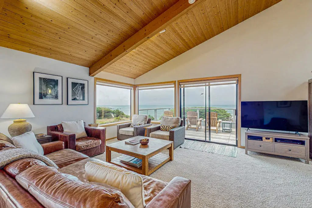 Brammer's Bluff - Oceanfront home with hot tub & garden near the bluffs, dogs welcome