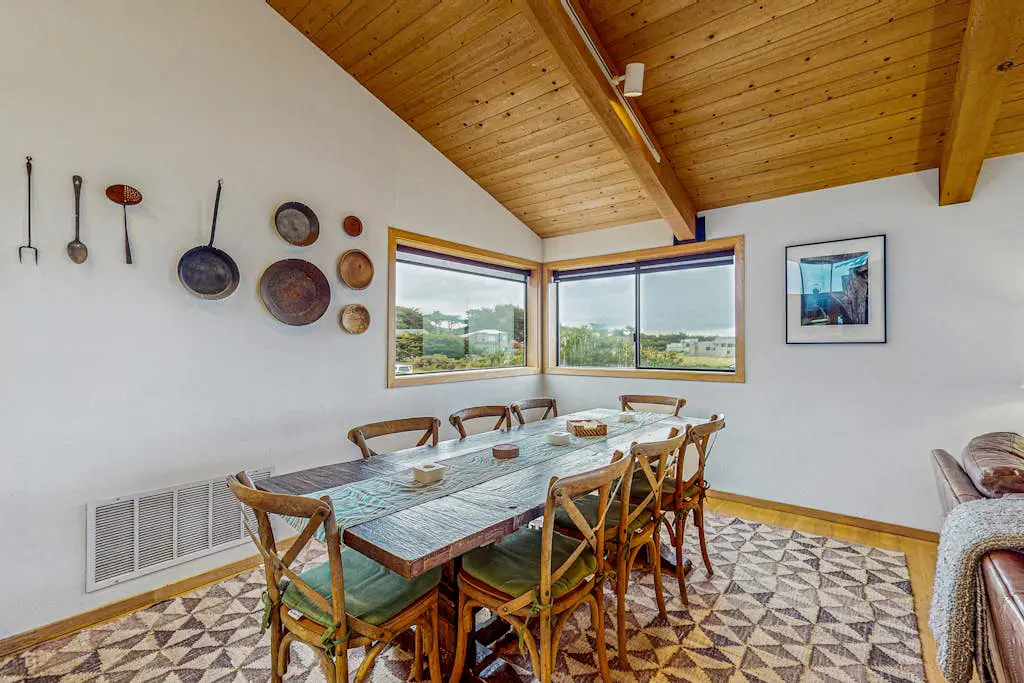 Brammer's Bluff - Oceanfront home with hot tub & garden near the bluffs, dogs welcome
