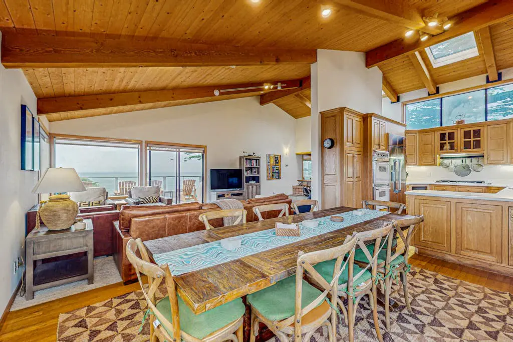 Brammer's Bluff - Oceanfront home with hot tub & garden near the bluffs, dogs welcome