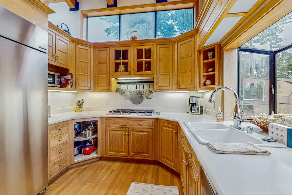 Brammer's Bluff - Oceanfront home with hot tub & garden near the bluffs, dogs welcome