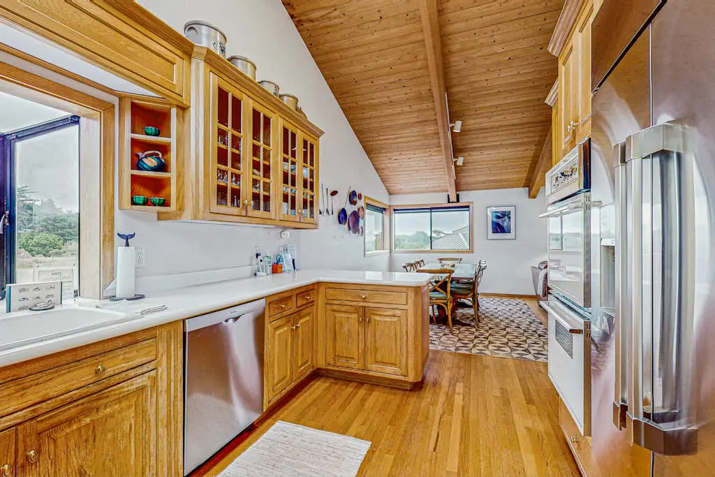 Brammer's Bluff - Oceanfront home with hot tub & garden near the bluffs, dogs welcome