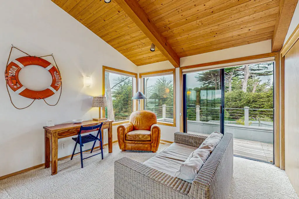 Brammer's Bluff - Oceanfront home with hot tub & garden near the bluffs, dogs welcome