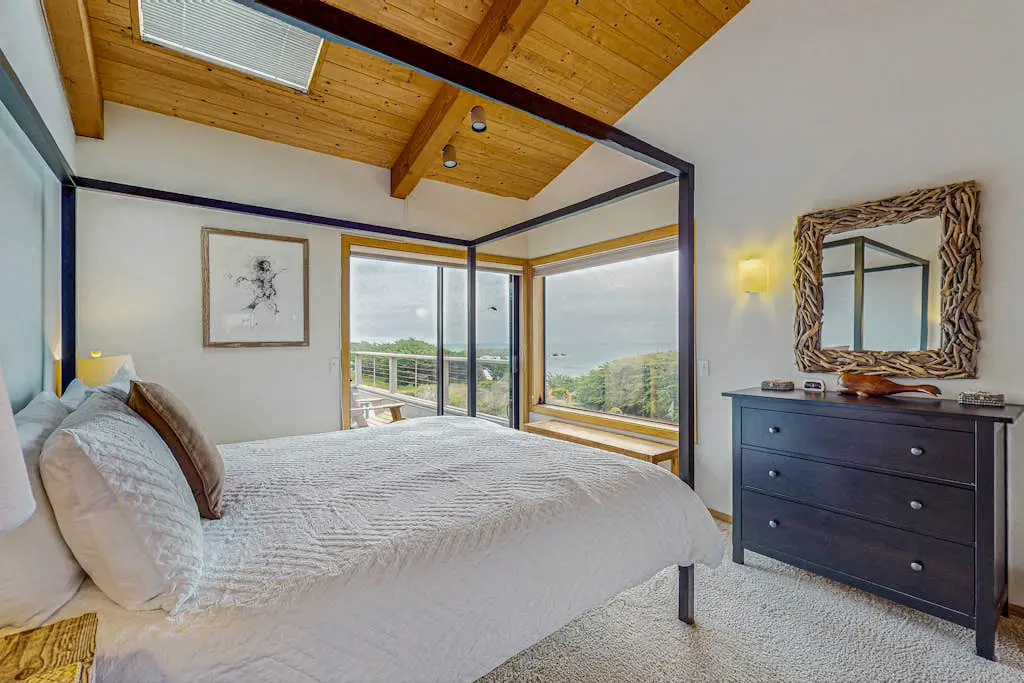 Brammer's Bluff - Oceanfront home with hot tub & garden near the bluffs, dogs welcome
