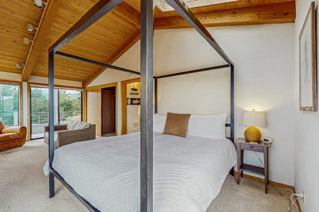 Brammer's Bluff - Oceanfront home with hot tub & garden near the bluffs, dogs welcome