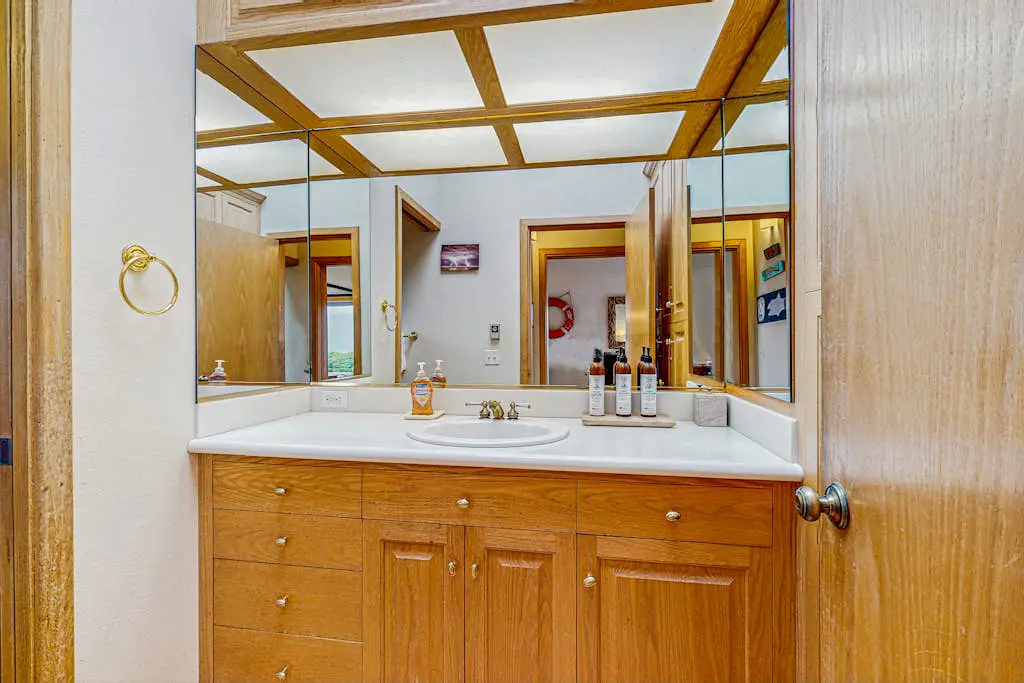 Brammer's Bluff - Oceanfront home with hot tub & garden near the bluffs, dogs welcome