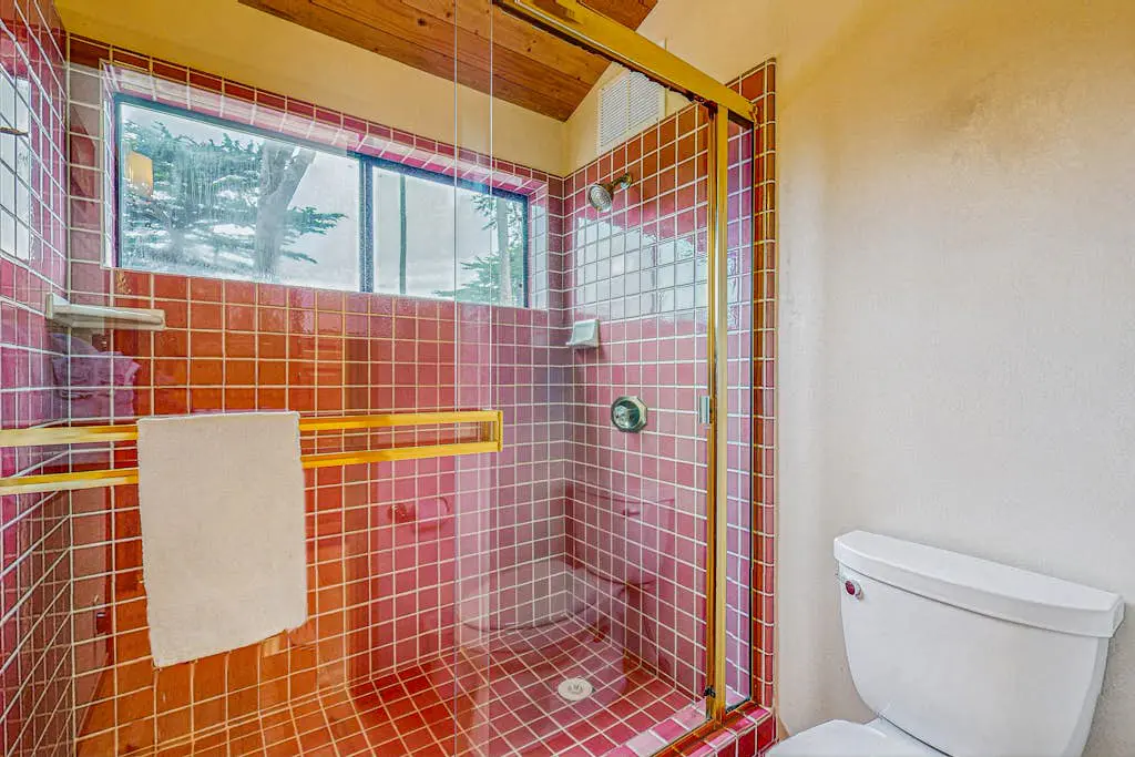 Brammer's Bluff - Oceanfront home with hot tub & garden near the bluffs, dogs welcome