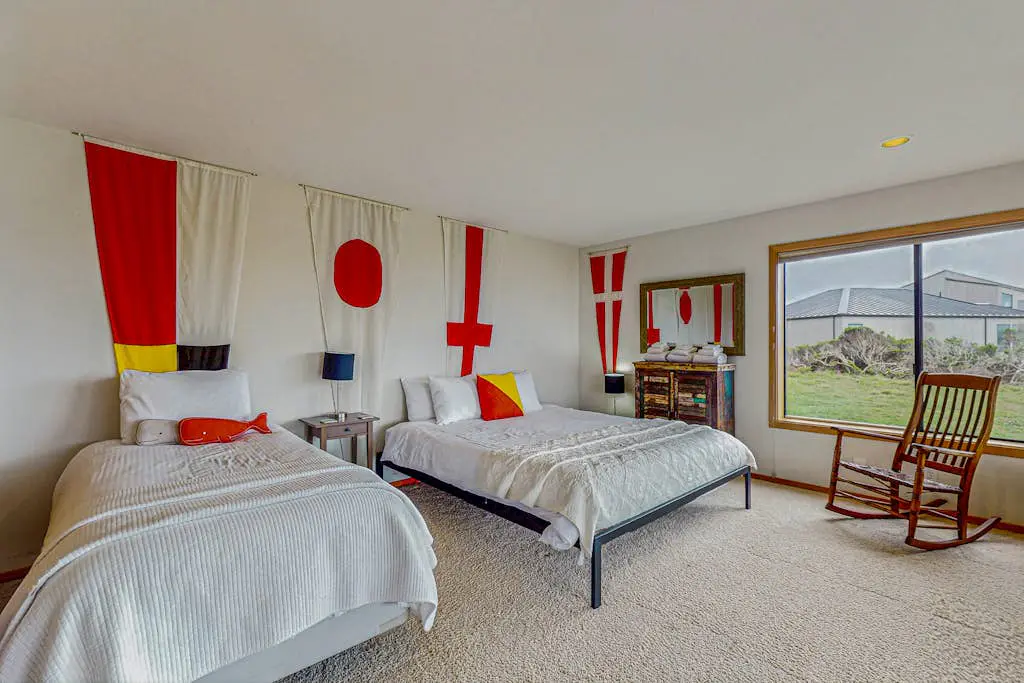 Brammer's Bluff - Oceanfront home with hot tub & garden near the bluffs, dogs welcome