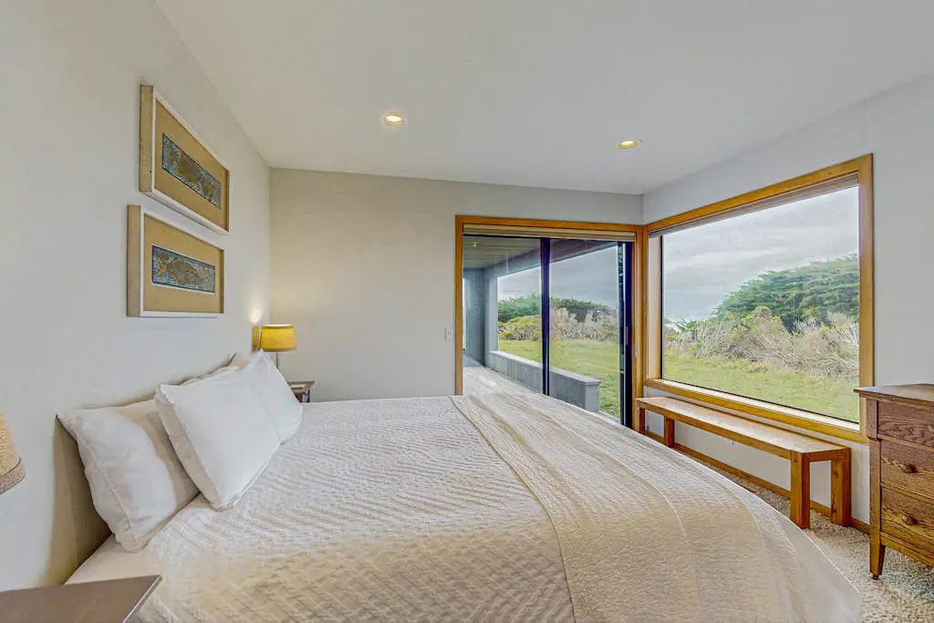 Brammer's Bluff - Oceanfront home with hot tub & garden near the bluffs, dogs welcome