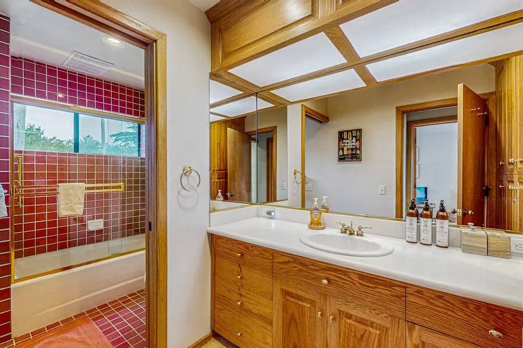Brammer's Bluff - Oceanfront home with hot tub & garden near the bluffs, dogs welcome