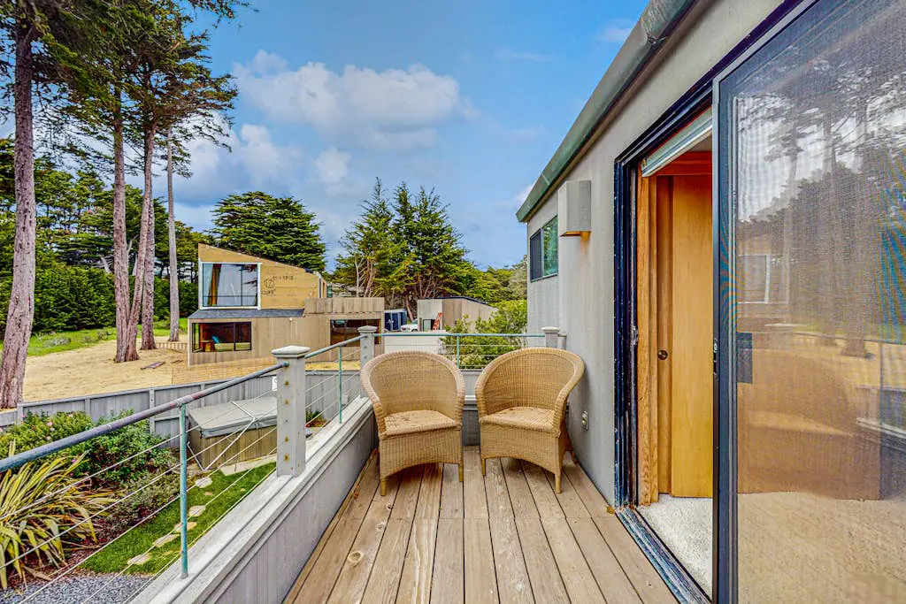 Brammer's Bluff - Oceanfront home with hot tub & garden near the bluffs, dogs welcome
