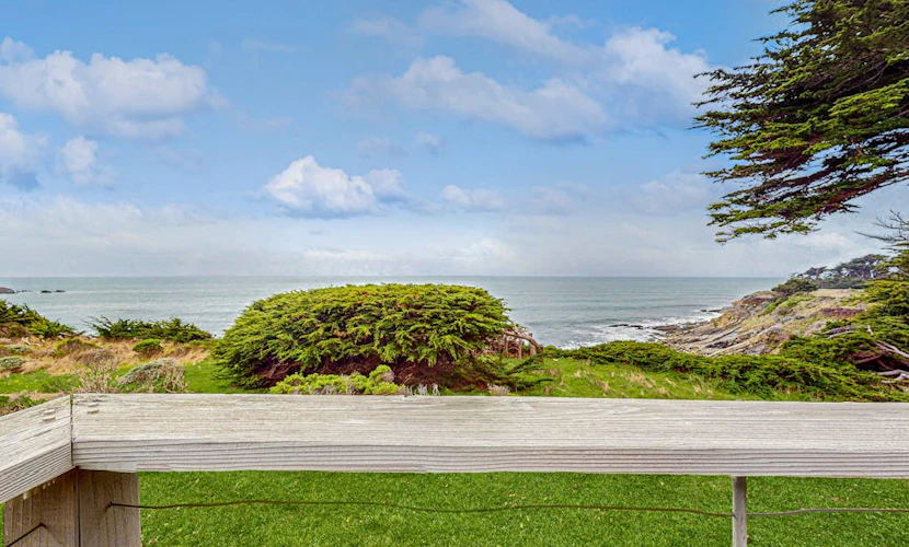 Brammer's Bluff - Oceanfront home with hot tub & garden near the bluffs, dogs welcome