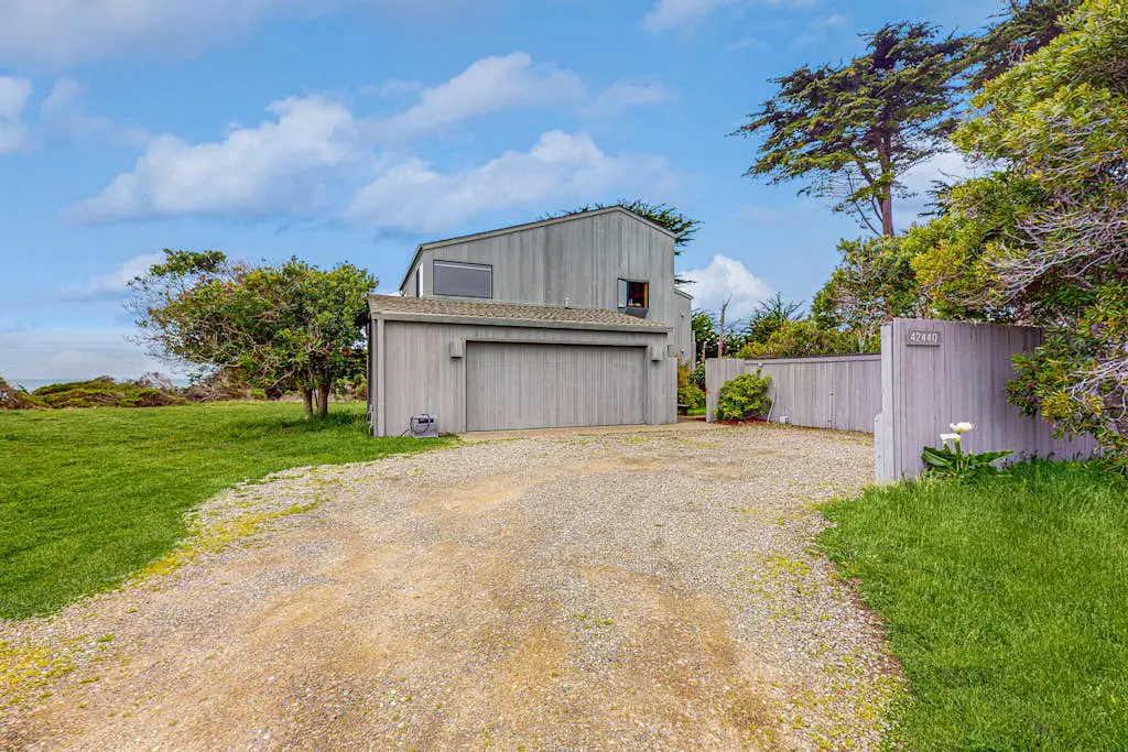 Brammer's Bluff - Oceanfront home with hot tub & garden near the bluffs, dogs welcome