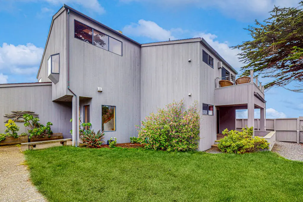 Brammer's Bluff - Oceanfront home with hot tub & garden near the bluffs, dogs welcome
