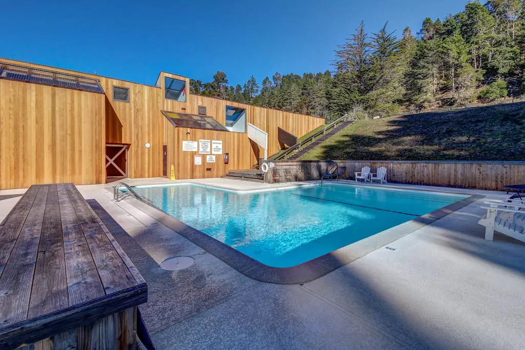 Brammer's Bluff - Oceanfront home with hot tub & garden near the bluffs, dogs welcome