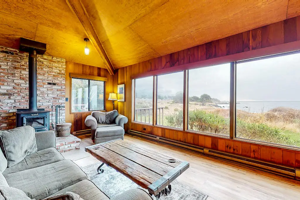 Comstock Retreat - Blufftop home with fireplace & ocean views, dogs welcome