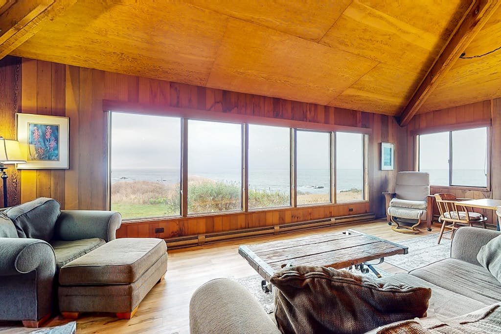 Comstock Retreat - Blufftop home with fireplace & ocean views, dogs welcome