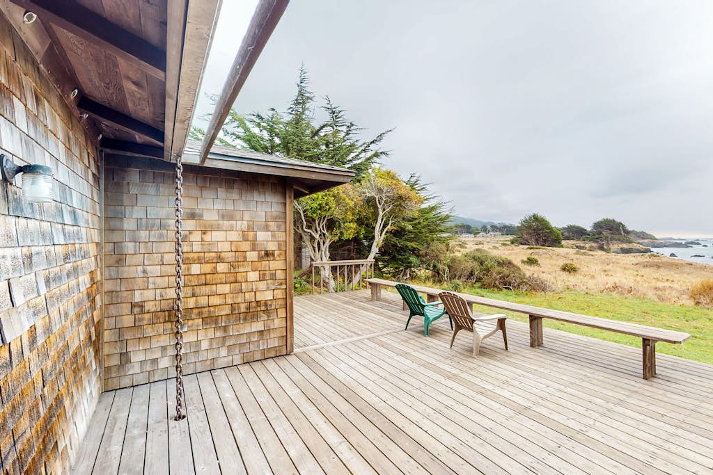 Comstock Retreat - Blufftop home with fireplace & ocean views, dogs welcome