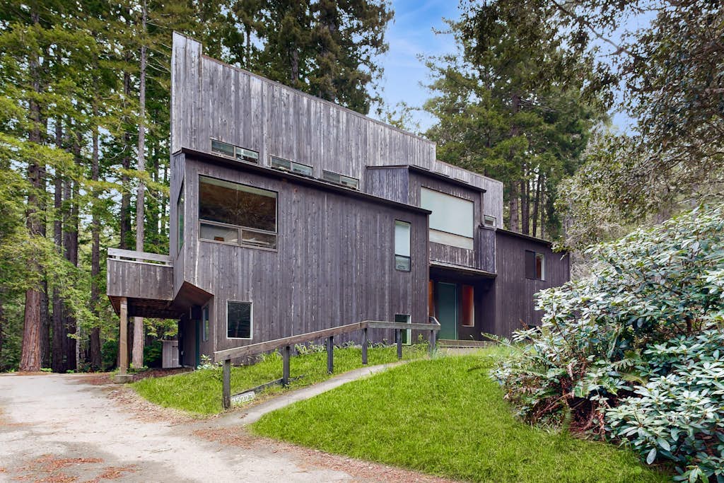 Hillside tree house in redwoods with ocean views & pool access - dog-friendly
