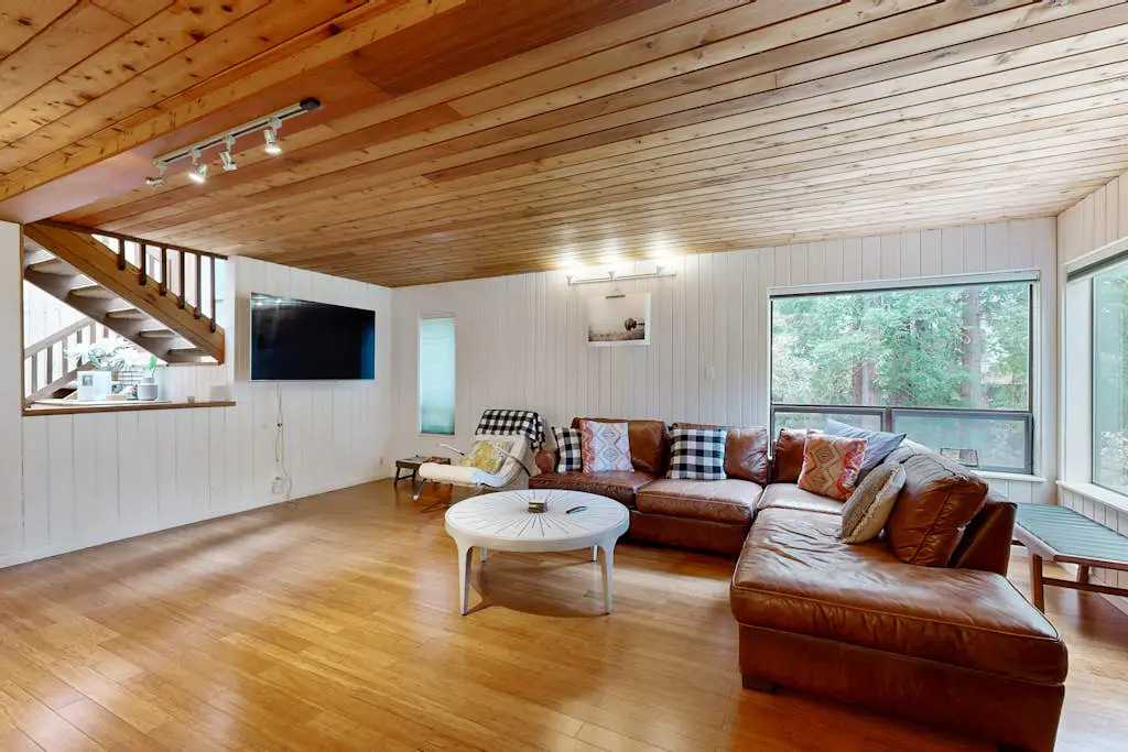 Tree House - Sea Ranch home with deck & grill near Shell Beach, dogs welcome