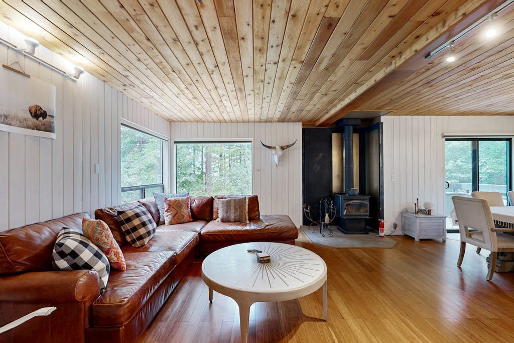 Hillside tree house in redwoods with ocean views & pool access - dog-friendly