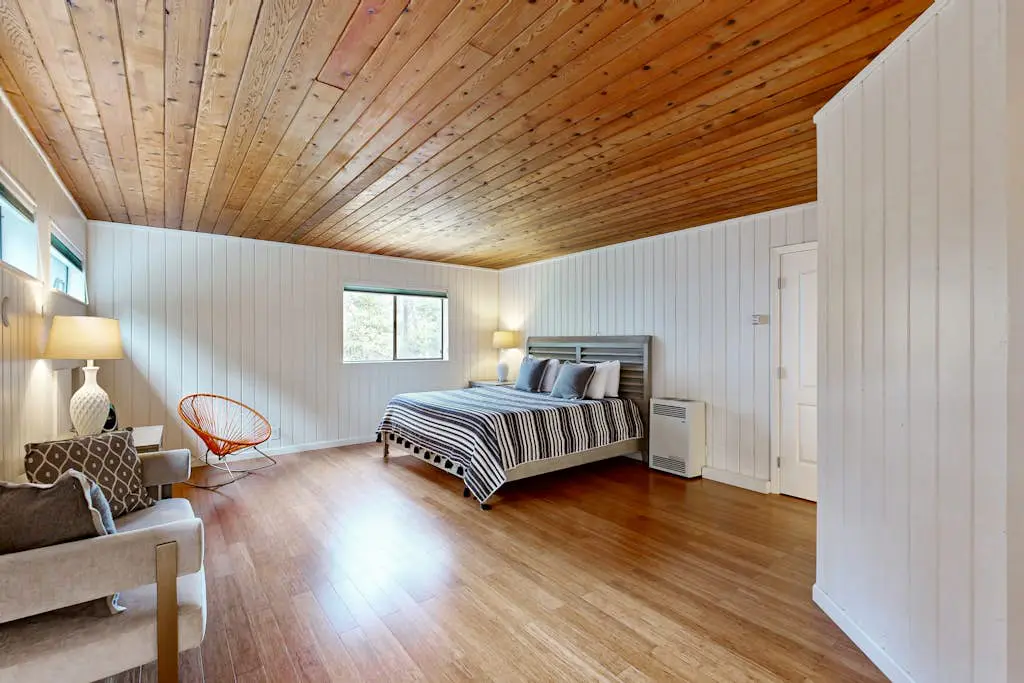 Tree House - Sea Ranch home with deck & grill near Shell Beach, dogs welcome