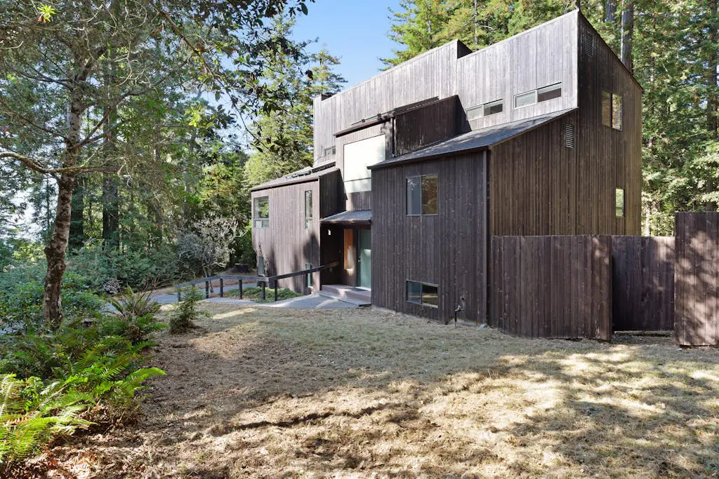 Tree House - Sea Ranch home with deck & grill near Shell Beach, dogs welcome