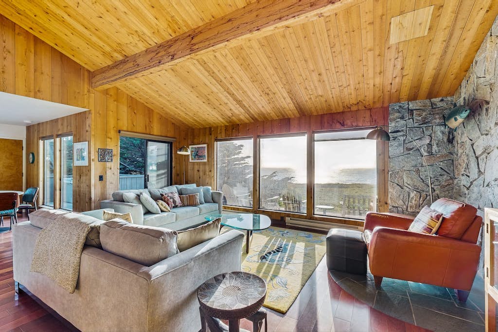 Bowsprit Retreat - Oceanfront Sea Ranch home with hot tub & deck, dogs welcome