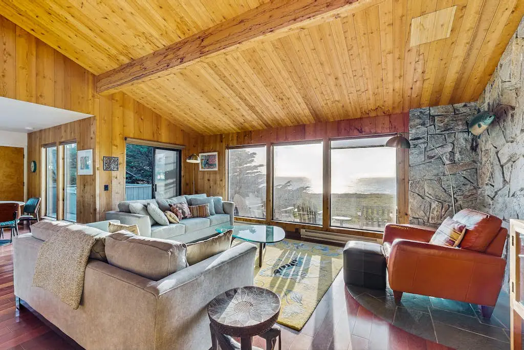 Bowsprit Retreat - Oceanfront Sea Ranch home with hot tub & deck, dogs welcome