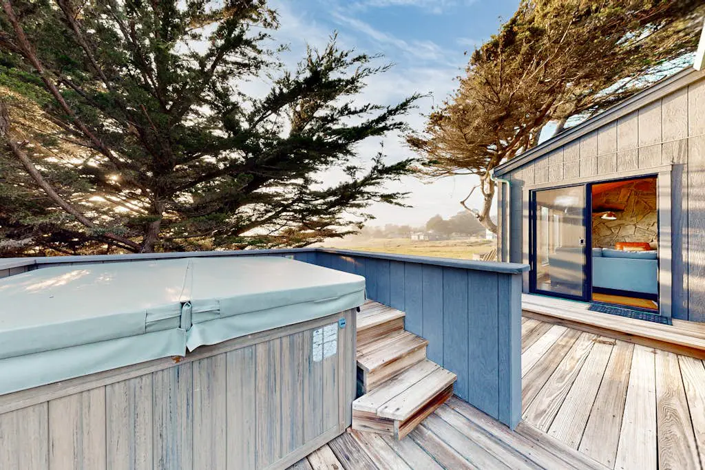 Bowsprit Retreat - Oceanfront Sea Ranch home with hot tub & deck, dogs welcome