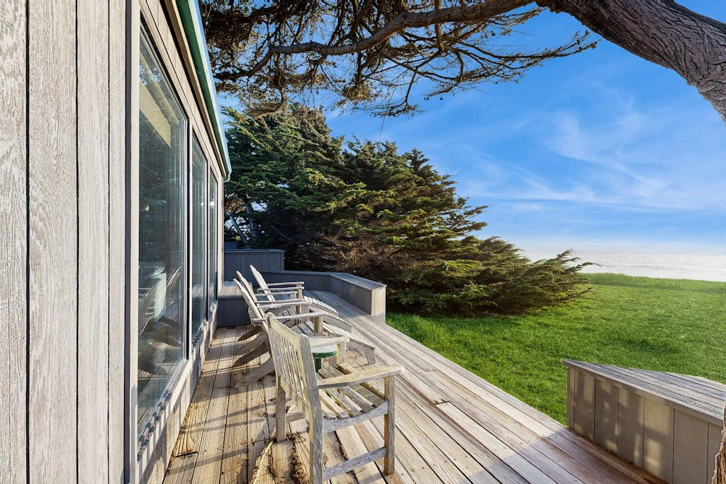 Bowsprit Retreat - Oceanfront Sea Ranch home with hot tub & deck, dogs welcome