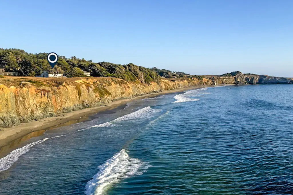 Bowsprit Retreat - Oceanfront Sea Ranch home with hot tub & deck, dogs welcome
