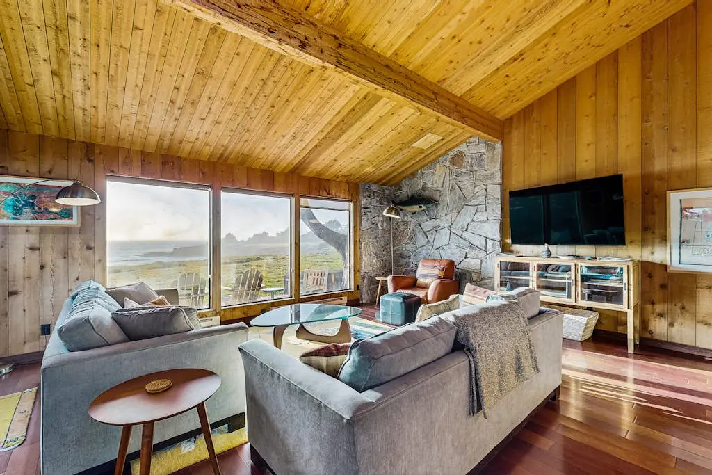 Bowsprit Retreat - Oceanfront Sea Ranch home with hot tub & deck, dogs welcome