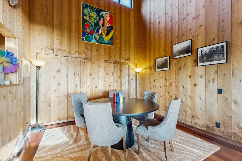 Bowsprit Retreat - Oceanfront Sea Ranch home with hot tub & deck, dogs welcome