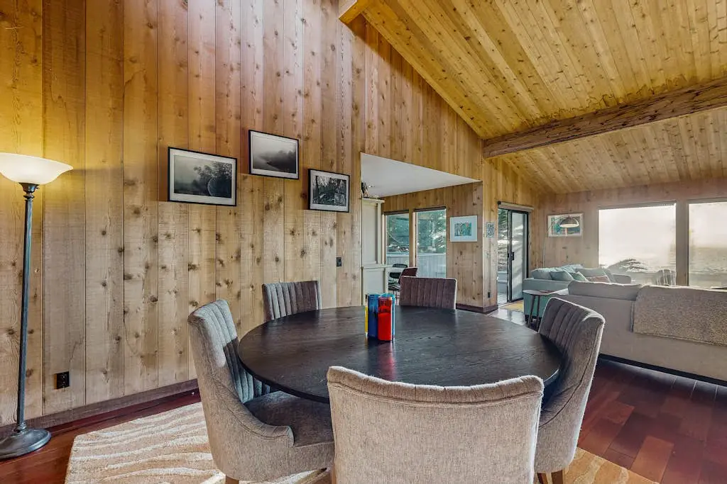 Bowsprit Retreat - Oceanfront Sea Ranch home with hot tub & deck, dogs welcome