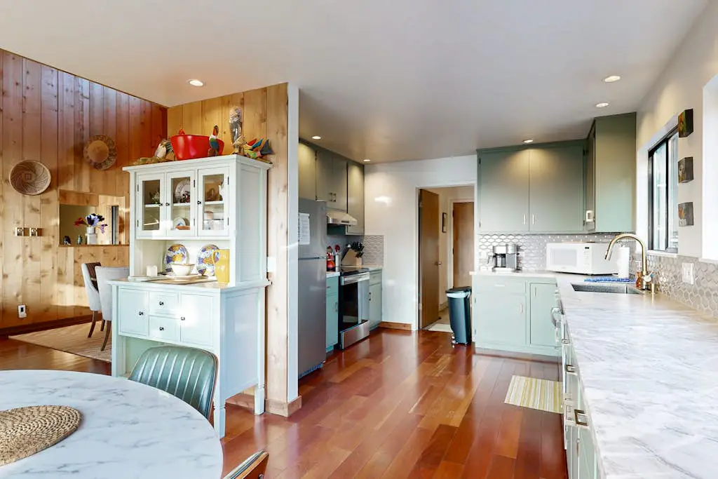 Bowsprit Retreat - Oceanfront Sea Ranch home with hot tub & deck, dogs welcome