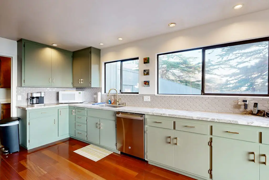 Bowsprit Retreat - Oceanfront Sea Ranch home with hot tub & deck, dogs welcome