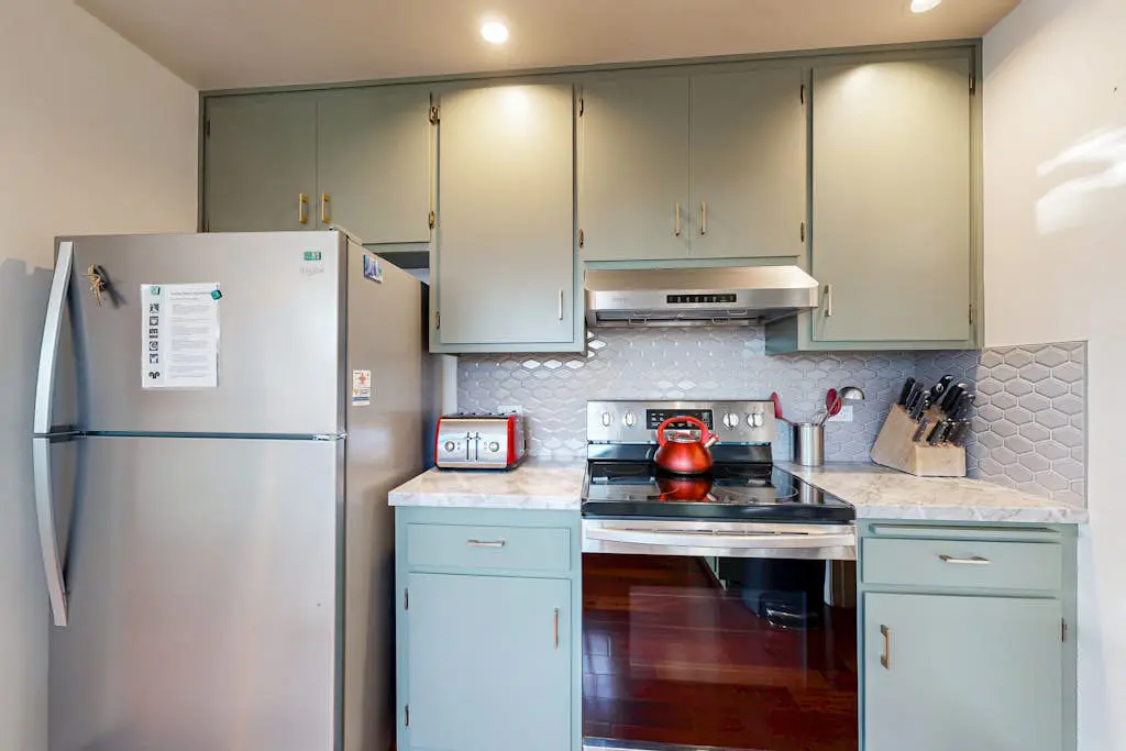 Bowsprit Retreat - Oceanfront Sea Ranch home with hot tub & deck, dogs welcome