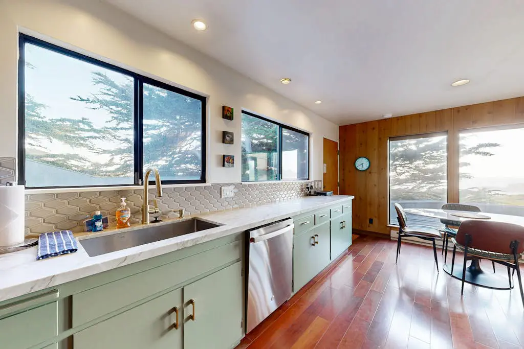 Bowsprit Retreat - Oceanfront Sea Ranch home with hot tub & deck, dogs welcome