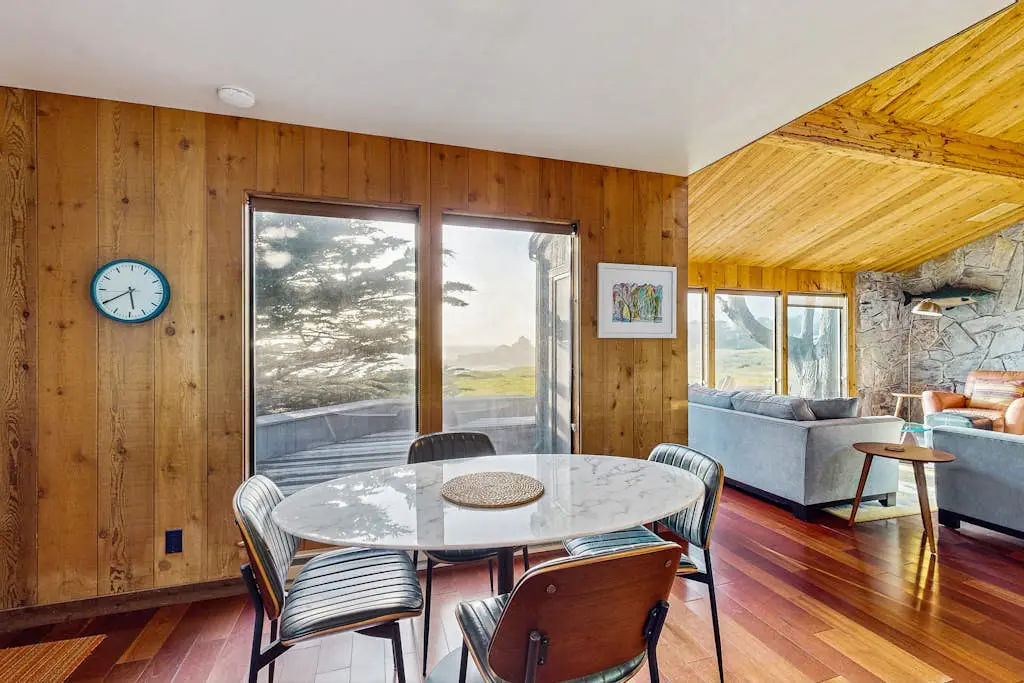 Bowsprit Retreat - Oceanfront Sea Ranch home with hot tub & deck, dogs welcome