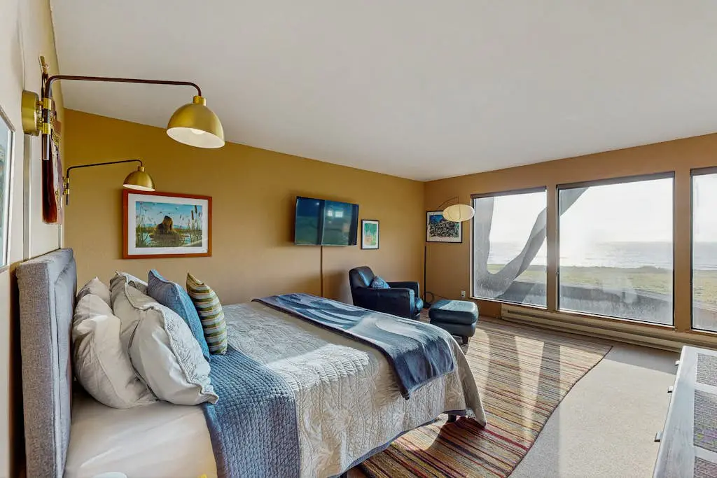Bowsprit Retreat - Oceanfront Sea Ranch home with hot tub & deck, dogs welcome