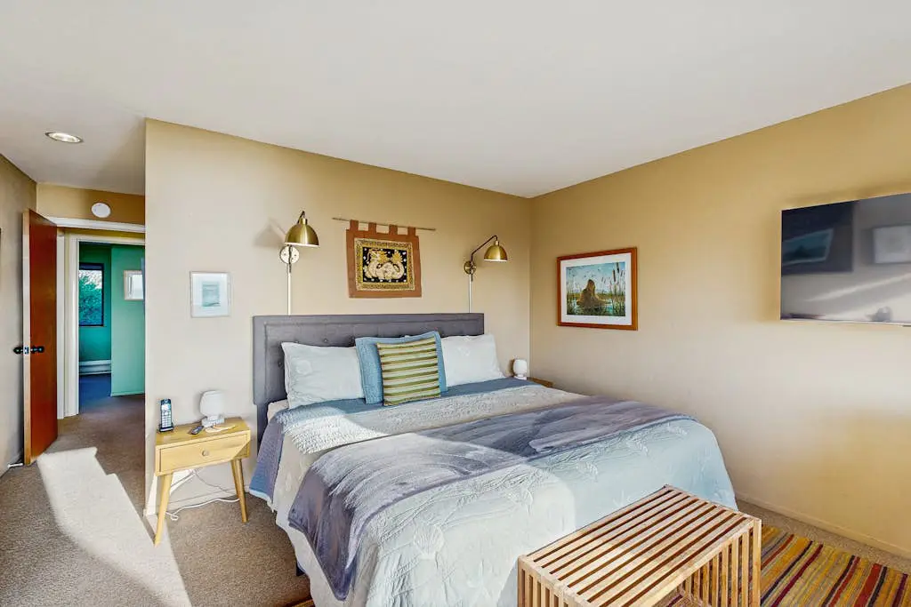 Bowsprit Retreat - Oceanfront Sea Ranch home with hot tub & deck, dogs welcome