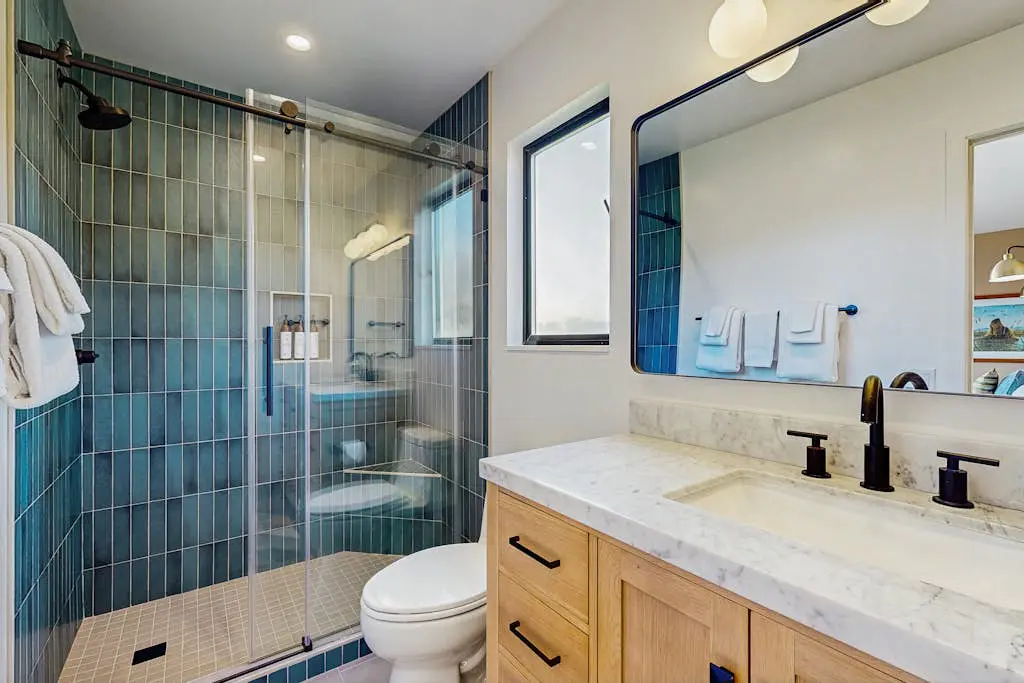 Bowsprit Retreat - Oceanfront Sea Ranch home with hot tub & deck, dogs welcome
