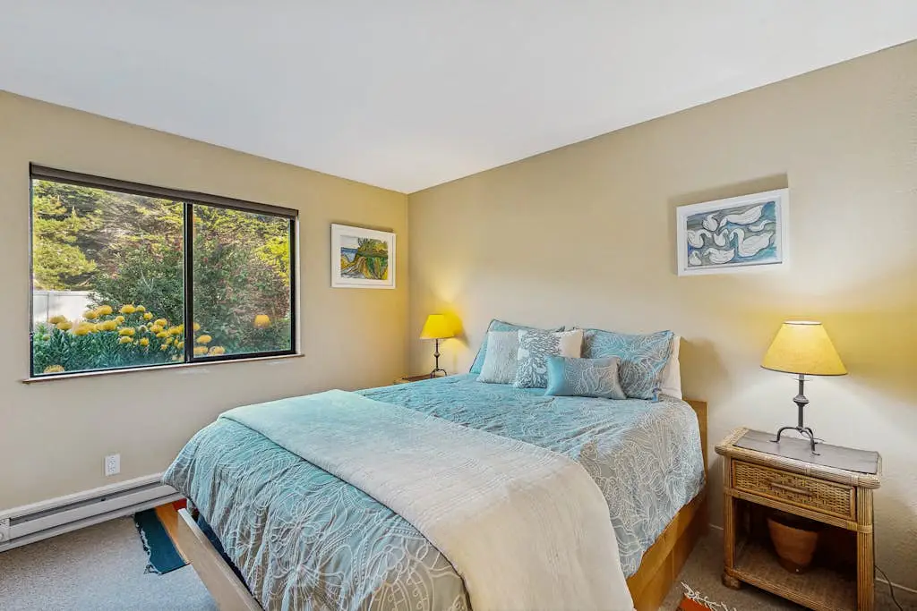 Bowsprit Retreat - Oceanfront Sea Ranch home with hot tub & deck, dogs welcome