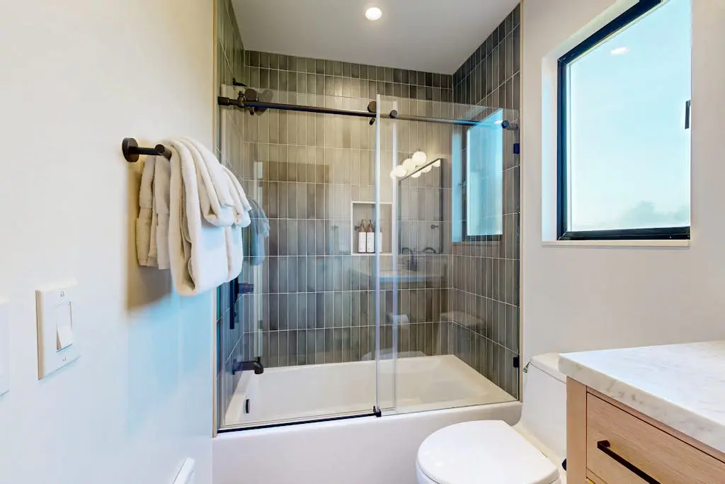 Bowsprit Retreat - Oceanfront Sea Ranch home with hot tub & deck, dogs welcome