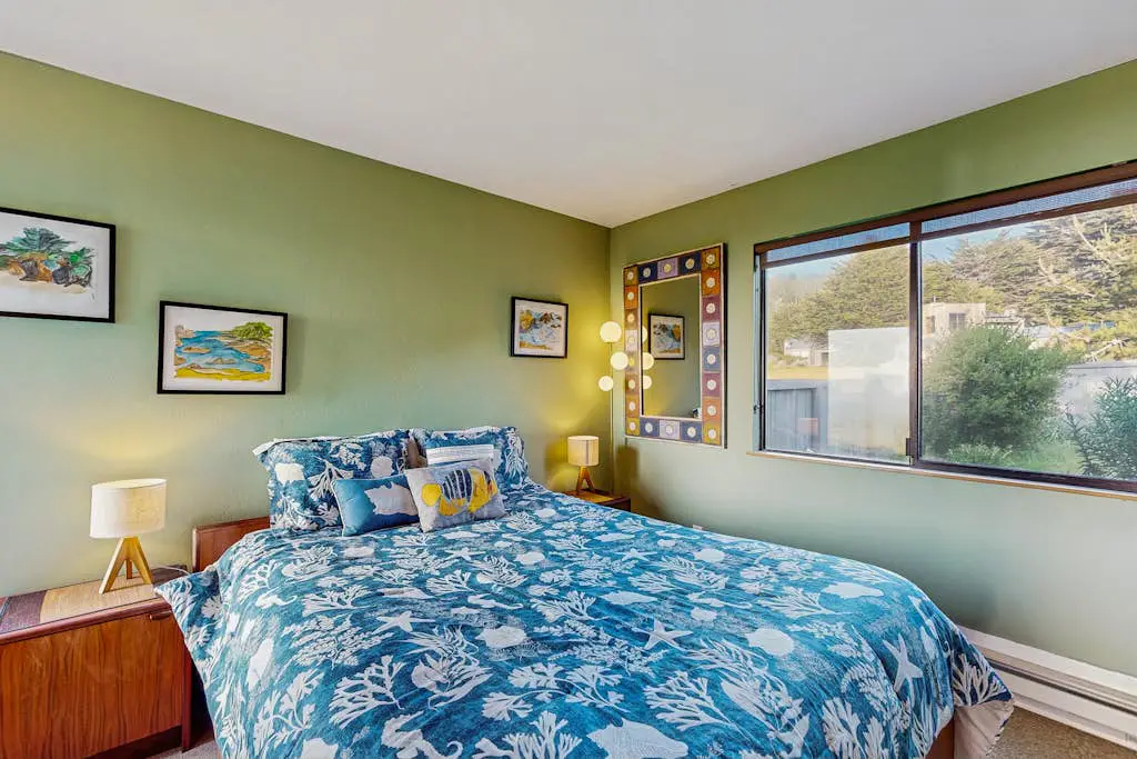 Bowsprit Retreat - Oceanfront Sea Ranch home with hot tub & deck, dogs welcome