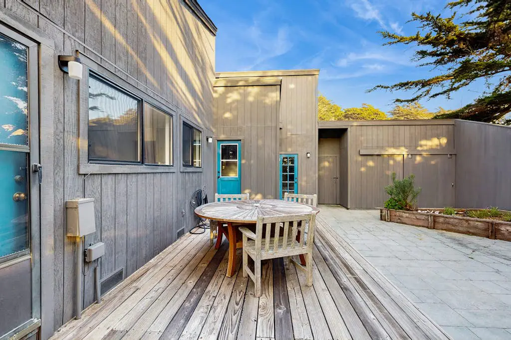 Bowsprit Retreat - Oceanfront Sea Ranch home with hot tub & deck, dogs welcome