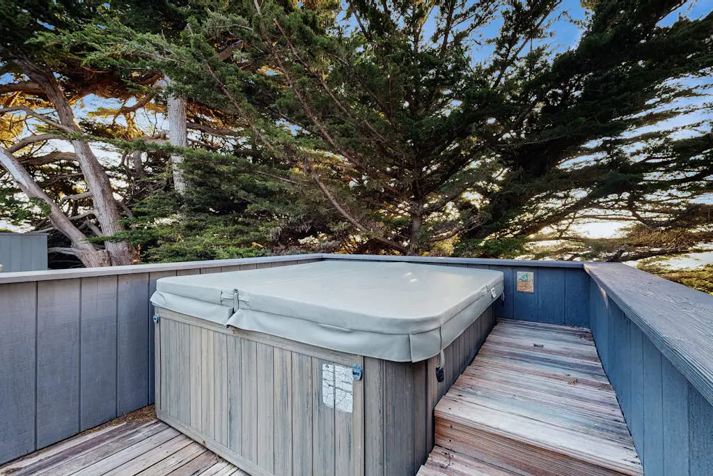 Bowsprit Retreat - Oceanfront Sea Ranch home with hot tub & deck, dogs welcome