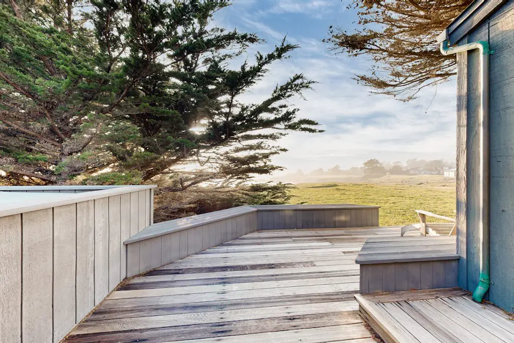 Bowsprit Retreat - Oceanfront Sea Ranch home with hot tub & deck, dogs welcome
