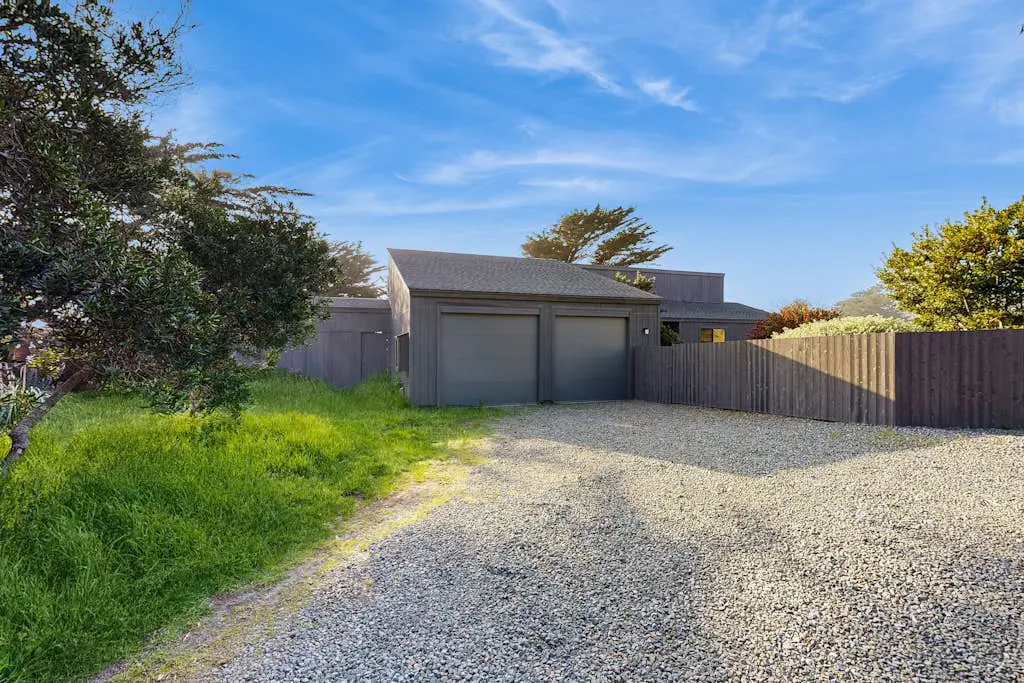 Bowsprit Retreat - Oceanfront Sea Ranch home with hot tub & deck, dogs welcome